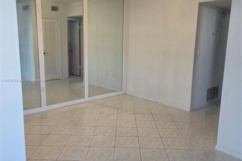 Condo in Miami Gardens, Florida, 2 bedrooms  № 1921307 - photo 5