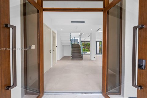 Casa en venta en Miami, Florida, 3 dormitorios, 290.69 m2 № 2008288 - foto 3