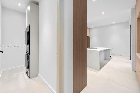 Casa en venta en Miami, Florida, 3 dormitorios, 290.69 m2 № 2008288 - foto 7