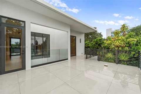 Casa en venta en Miami, Florida, 3 dormitorios, 290.69 m2 № 2008288 - foto 22