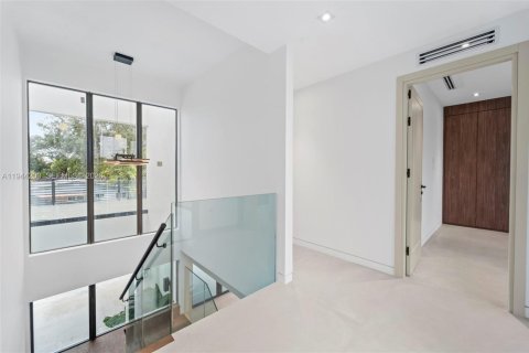 Casa en venta en Miami, Florida, 3 dormitorios, 290.69 m2 № 2008288 - foto 15