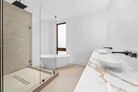 Casa en venta en Miami, Florida, 3 dormitorios, 290.69 m2 № 2008288 - foto 18