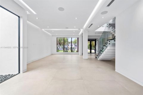 Casa en venta en Miami, Florida, 3 dormitorios, 290.69 m2 № 2008288 - foto 6