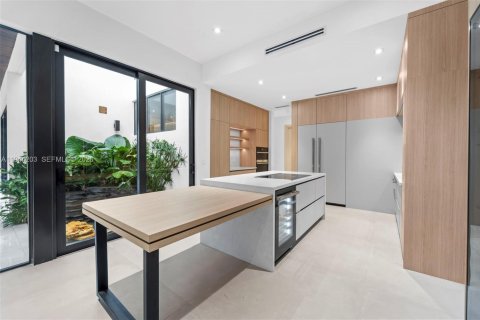 Casa en venta en Miami, Florida, 3 dormitorios, 290.69 m2 № 2008288 - foto 9