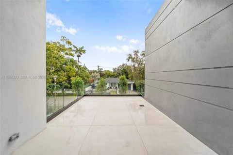 Casa en venta en Miami, Florida, 3 dormitorios, 290.69 m2 № 2008288 - foto 29