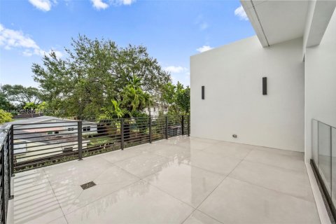 Casa en venta en Miami, Florida, 3 dormitorios, 290.69 m2 № 2008288 - foto 28