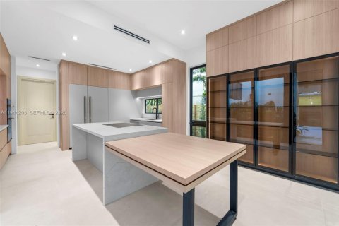 Casa en venta en Miami, Florida, 3 dormitorios, 290.69 m2 № 2008288 - foto 10