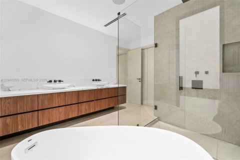 Casa en venta en Miami, Florida, 3 dormitorios, 290.69 m2 № 2008288 - foto 19