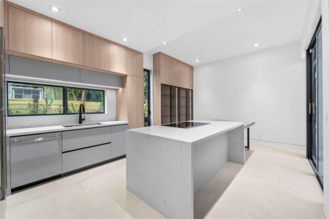 Casa en venta en Miami, Florida, 3 dormitorios, 290.69 m2 № 2008288 - foto 8