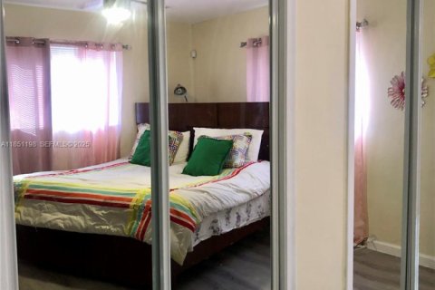 Villa ou maison à louer à Hollywood, Floride: 1 chambre, 155.61 m2 № 1854809 - photo 12