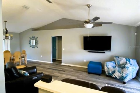 House in Lakeland, Florida 3 bedrooms, 130.06 sq.m. № 2122203 - photo 2