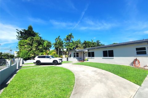 Casa en alquiler en Miami, Florida, 4 dormitorios, 143.81 m2 № 1897004 - foto 2