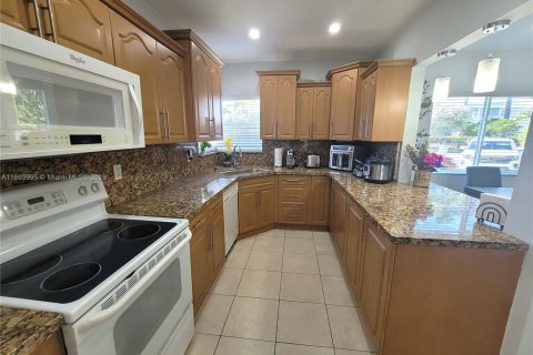 Casa en alquiler en Miami, Florida, 4 dormitorios, 143.81 m2 № 1897004 - foto 11