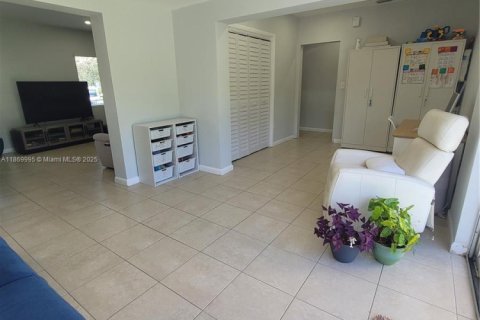 Casa en alquiler en Miami, Florida, 4 dormitorios, 143.81 m2 № 1897004 - foto 22