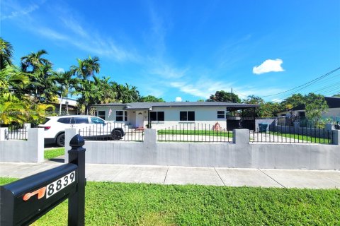 Casa en alquiler en Miami, Florida, 4 dormitorios, 143.81 m2 № 1897004 - foto 1