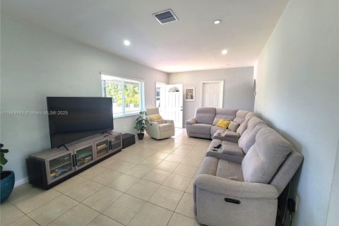Casa en alquiler en Miami, Florida, 4 dormitorios, 143.81 m2 № 1897004 - foto 7