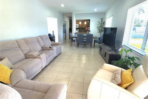 Casa en alquiler en Miami, Florida, 4 dormitorios, 143.81 m2 № 1897004 - foto 8