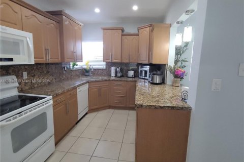 Casa en alquiler en Miami, Florida, 4 dormitorios, 143.81 m2 № 1897004 - foto 10