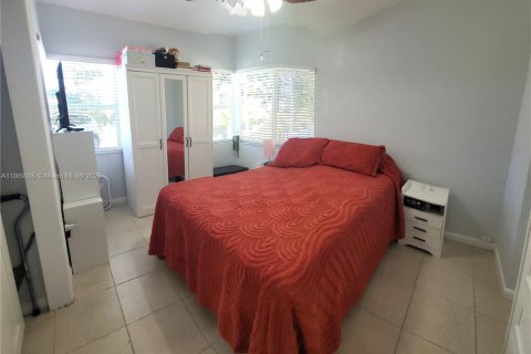 Casa en alquiler en Miami, Florida, 4 dormitorios, 143.81 m2 № 1897004 - foto 25