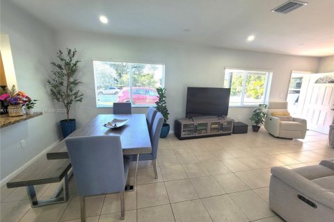 Casa en alquiler en Miami, Florida, 4 dormitorios, 143.81 m2 № 1897004 - foto 5