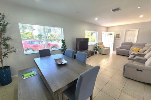 Casa en alquiler en Miami, Florida, 4 dormitorios, 143.81 m2 № 1897004 - foto 6