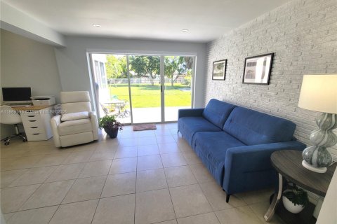 Casa en alquiler en Miami, Florida, 4 dormitorios, 143.81 m2 № 1897004 - foto 16
