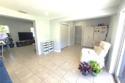 Casa en alquiler en Miami, Florida, 4 dormitorios, 143.81 m2 № 1897004 - foto 19