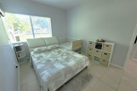 Casa en alquiler en Miami, Florida, 4 dormitorios, 143.81 m2 № 1897004 - foto 30