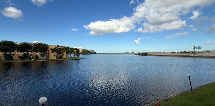 Condominio en Miami, Florida, 2 dormitorios  № 1952983