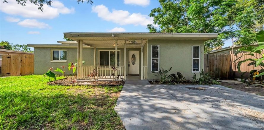 House in Seminole, Florida 5 bedrooms, 187.76 sq.m. № 1803779