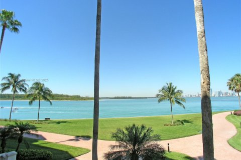 Condo in Miami Beach, Florida, 3 bedrooms  № 1971770 - photo 1