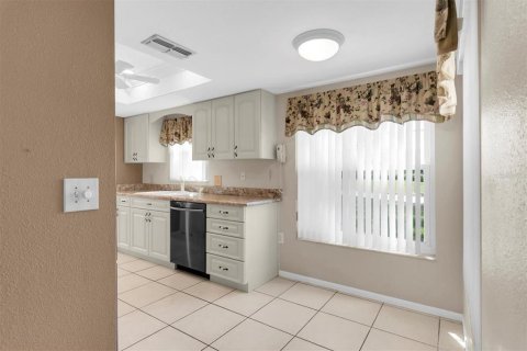 Condo in New Port Richey, Florida, 2 bedrooms  № 1886265 - photo 10