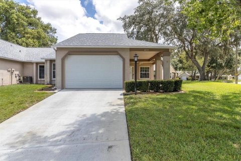Condo in New Port Richey, Florida, 2 bedrooms  № 1886265 - photo 1