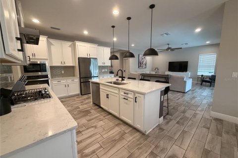 Villa ou maison à louer à Land O' Lakes, Floride: 4 chambres, 295.62 m2 № 2258669 - photo 7