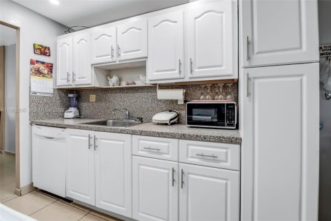 Condo in Lauderdale Lakes, Florida, 2 bedrooms № 2024881 - photo 8