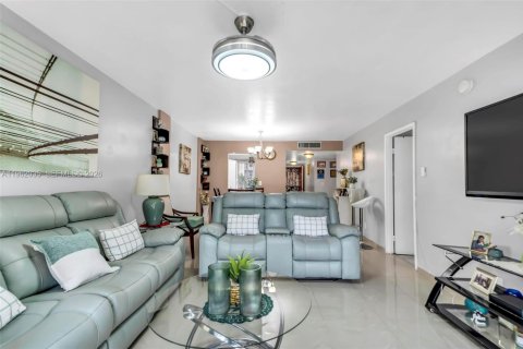 Condo in Lauderdale Lakes, Florida, 2 bedrooms № 2024881 - photo 14