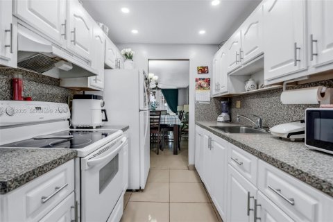 Condo in Lauderdale Lakes, Florida, 2 bedrooms № 2024881 - photo 6