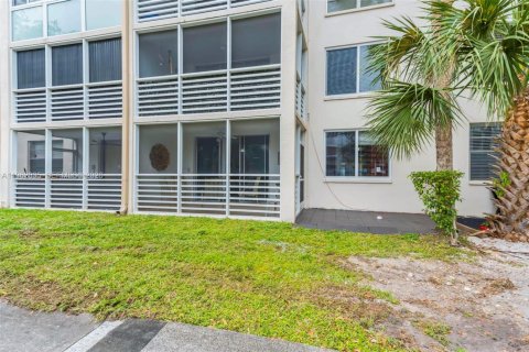 Condo in Lauderdale Lakes, Florida, 2 bedrooms № 2024881 - photo 23