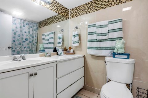 Condo in Lauderdale Lakes, Florida, 2 bedrooms № 2024881 - photo 18