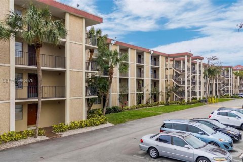 Condo in Lauderdale Lakes, Florida, 2 bedrooms № 2024881 - photo 2