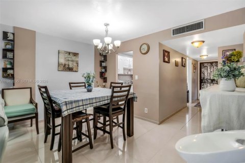 Condo in Lauderdale Lakes, Florida, 2 bedrooms № 2024881 - photo 11