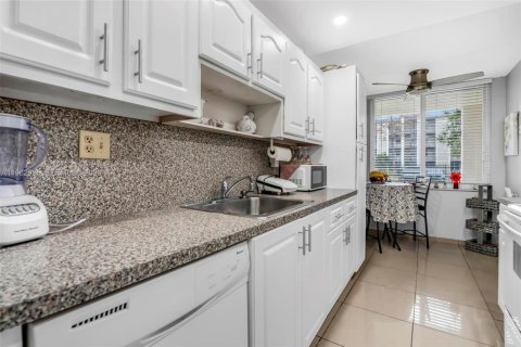 Condo in Lauderdale Lakes, Florida, 2 bedrooms № 2024881 - photo 9