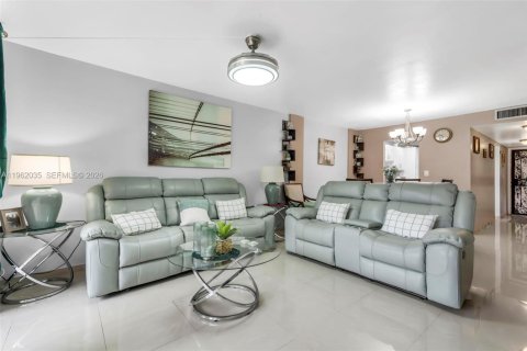 Condo in Lauderdale Lakes, Florida, 2 bedrooms № 2024881 - photo 13