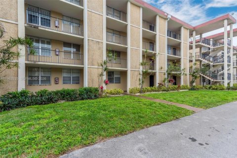 Condo in Lauderdale Lakes, Florida, 2 bedrooms  № 2024881