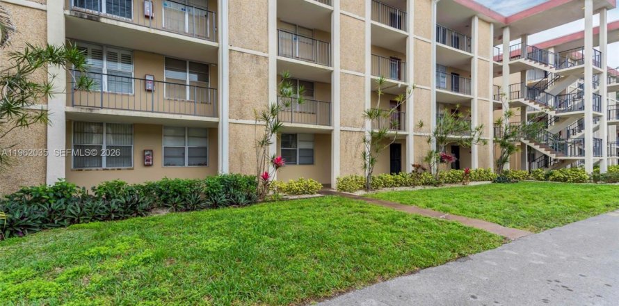Condo in Lauderdale Lakes, Florida, 2 bedrooms № 2024881