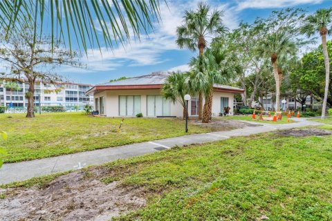 Condo in Lauderdale Lakes, Florida, 2 bedrooms № 2024881 - photo 30