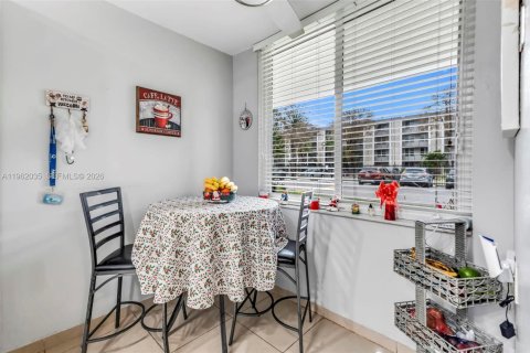 Condo in Lauderdale Lakes, Florida, 2 bedrooms № 2024881 - photo 4