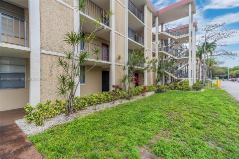 Condo in Lauderdale Lakes, Florida, 2 bedrooms № 2024881 - photo 3