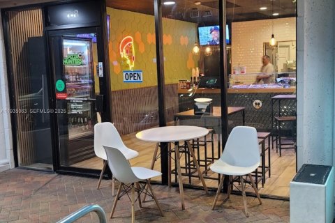 Propiedad comercial en venta en Sunny Isles Beach, Florida № 1993243 - foto 1