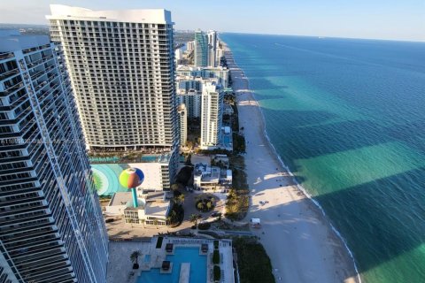 Copropriété à louer à Hallandale Beach, Floride: 3 chambres, 191.84 m2 № 1864098 - photo 1